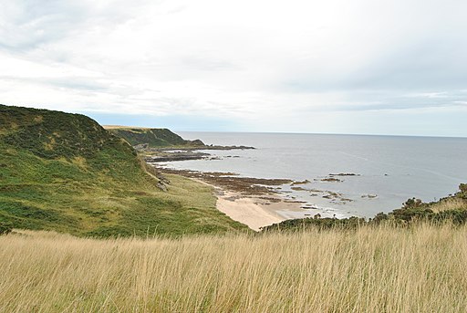 Sandy_beach_near_Findlater_Castle,_Cullen_-_Scotland_-_panoramio