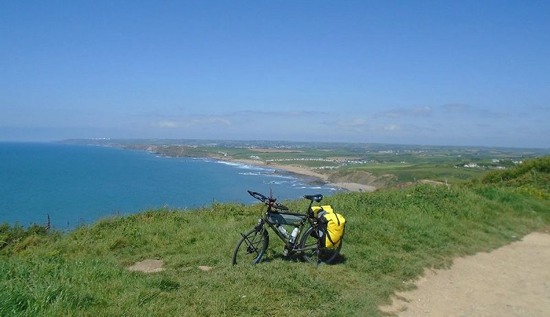 Touring-bike-on-the-Devonshire-Coast
