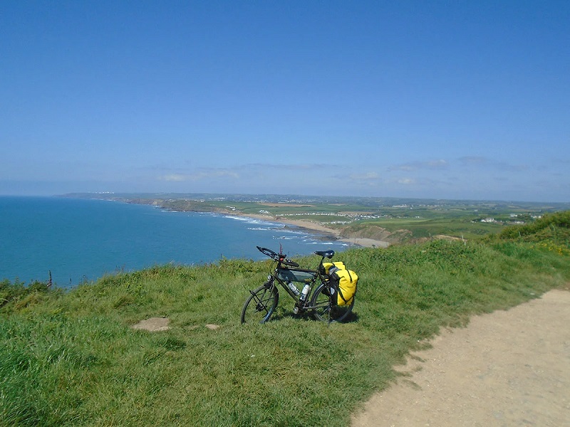 Touring-bike-on-the-Devonshire-Coast
